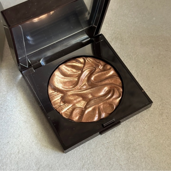 Laura Mercier Face Illuminator in Seduction for Radiant Highlighting Contouring - Picture 2 of 3